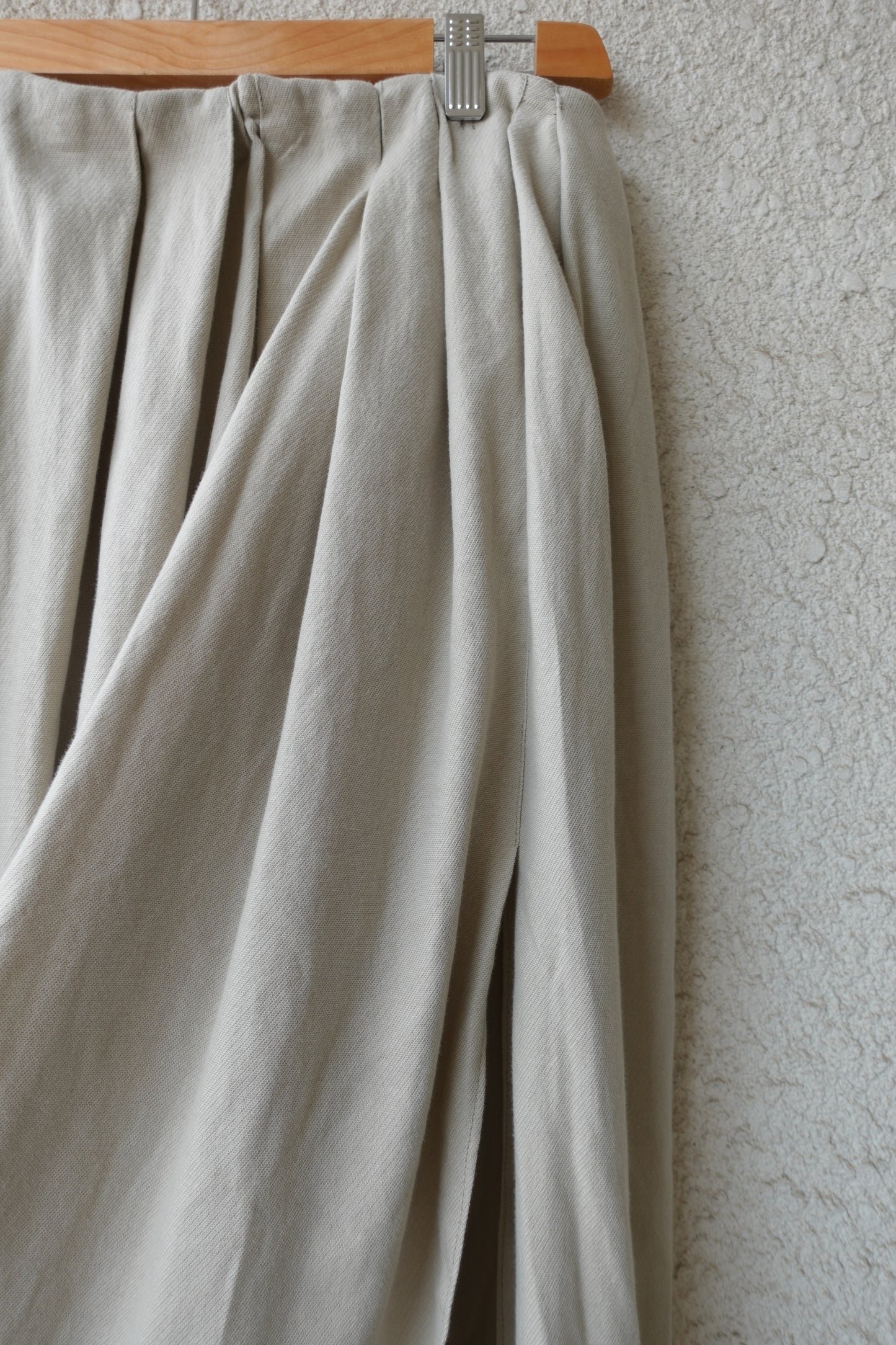 DRAPE 010 'Random Tuck Deep Slit Skirt'